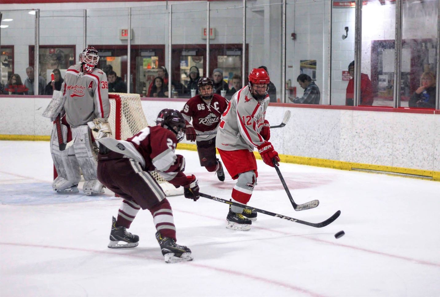 Look Into the Men’s Ice Hockey Game Against Rider - The Montclarion