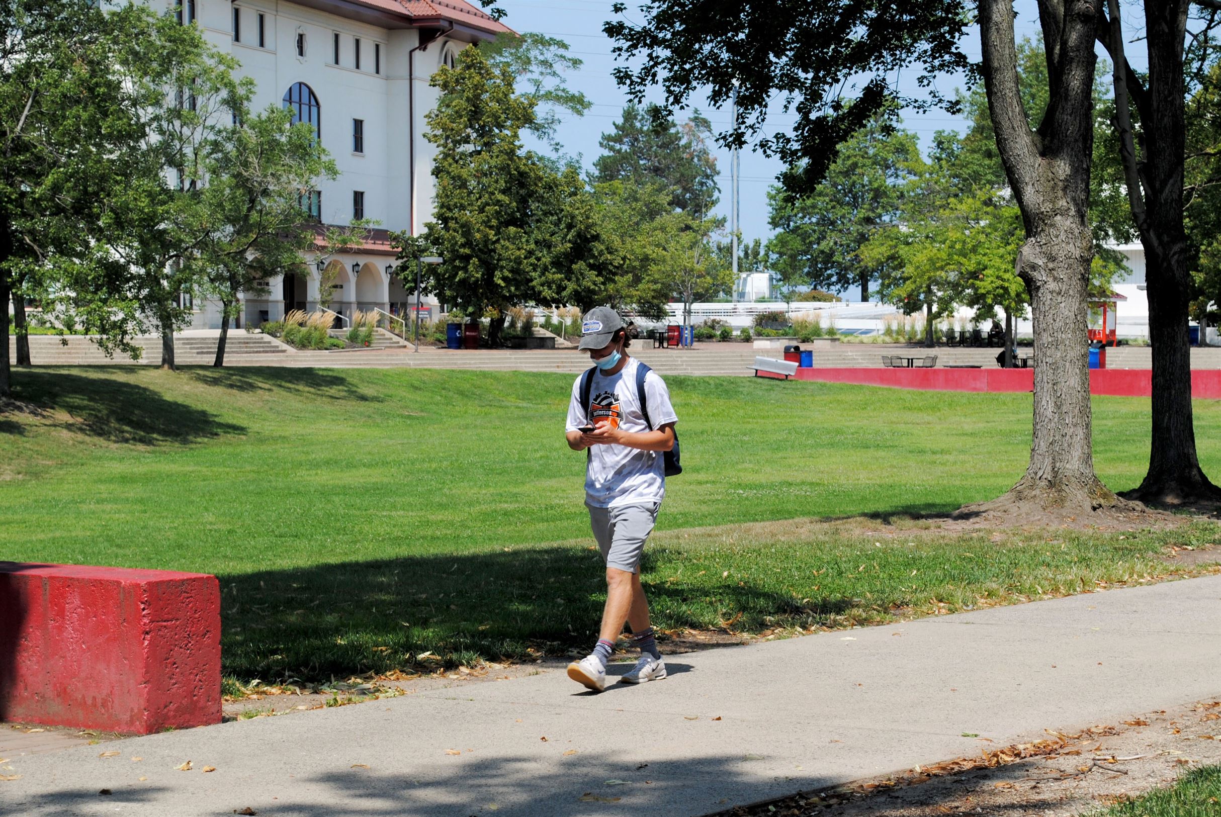 Despite the heat, students and staff wear face masks on the first day of classes. Michael Giannotti | The Montclarion