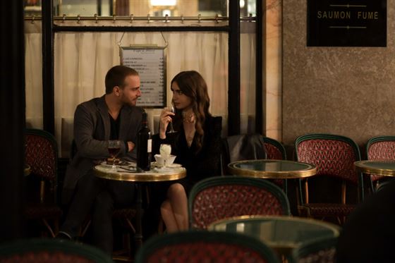 Emily meets Thomas (Julien Floreancig) at a cafe unexpectedly.