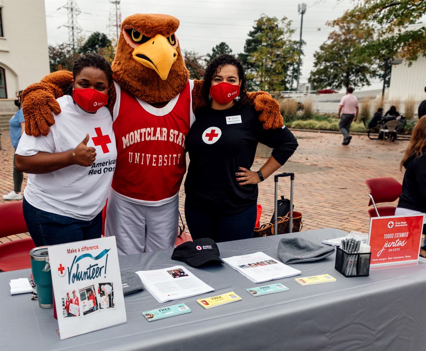 T'lea Smith, volunteer services recruitment specialist (left) and Mabel Ramirez, volunteer services senior engagement specialist (right), from the American Red Cross, at the Student Center Quad. Photo courtesy of Karsten Englander