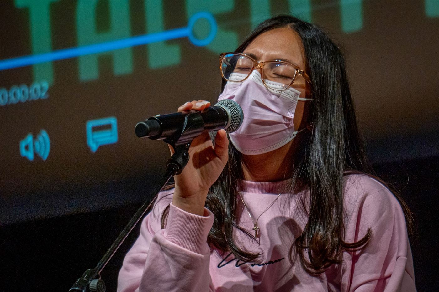 Melanie Lopez, a freshman journalism and digital media major, sings “Killing me Softly,” by Lauryn Hill and The Fugees. Lynise Olivacce | The Montclarion