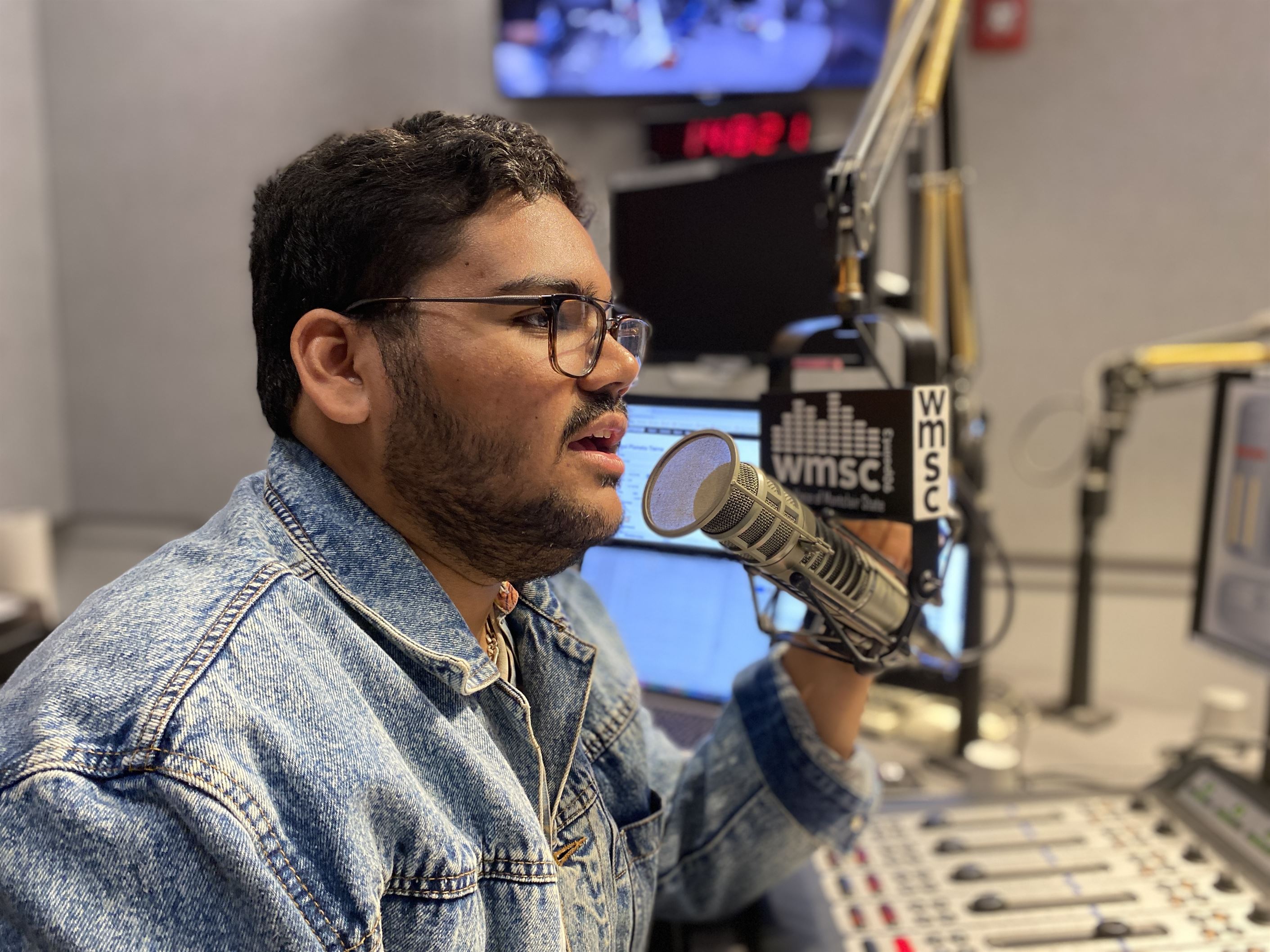 Victor Muñiz Rosa is the host of Aqui Planeta Tierra, a radio show focused on Latinx news, ooo culture and more. Sal DiMaggio | The Montclarion