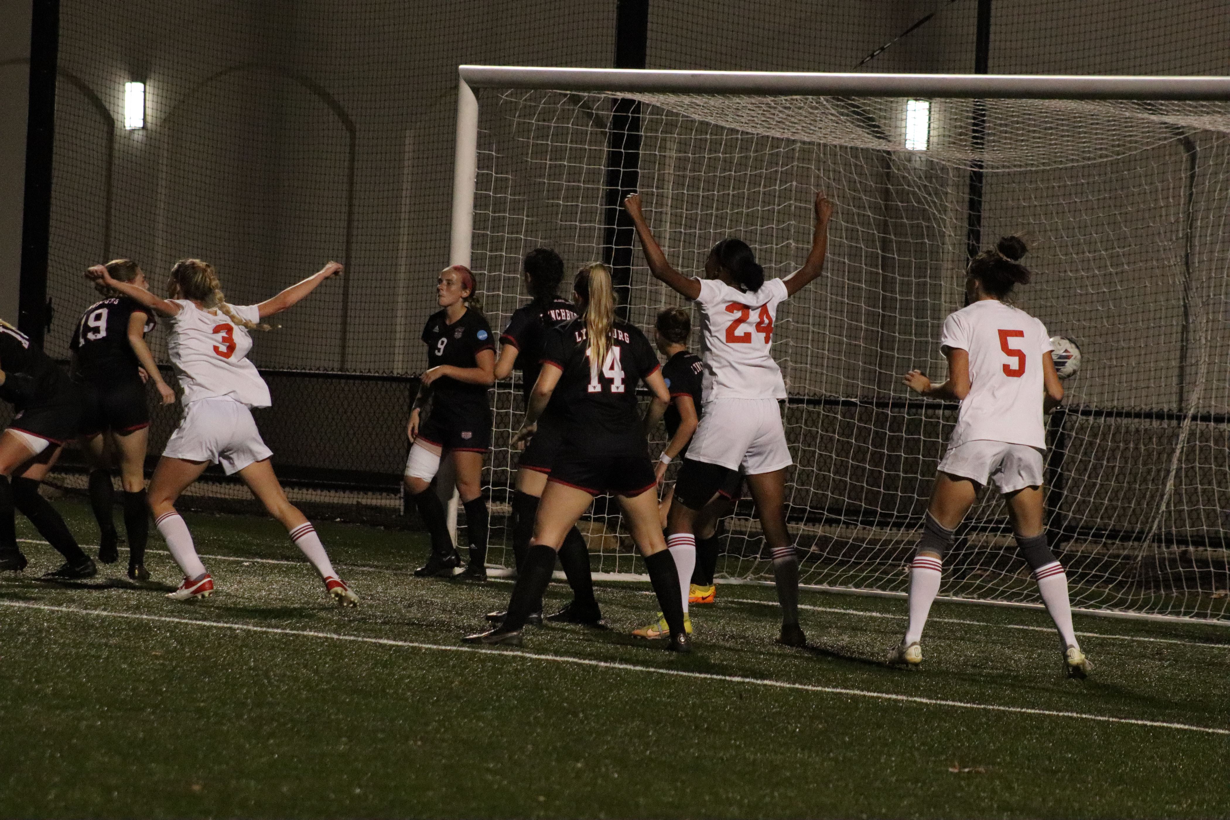 Emmi Denovellis kicked a perfect corner to Kerri Driscoll who headed it in for a goal. Trevor Giesberg | The Montclarion