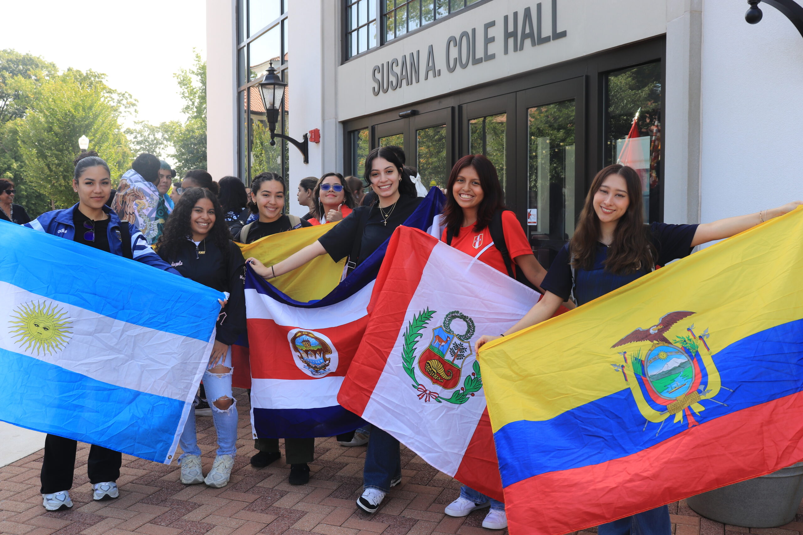 Estudiantes sosteniendo sus respectivas banderas mientras comienza la marcha.