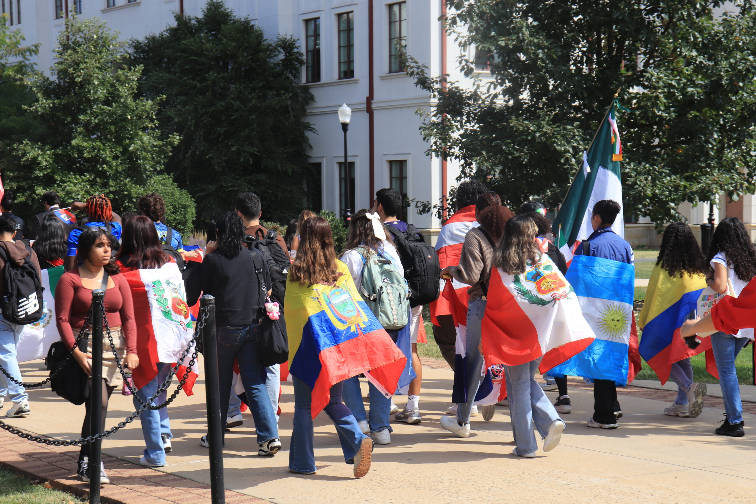 Los estudiantes caminando hacia el Centro de Estudiantes, llevando sus banderas en la espalda al unísono.