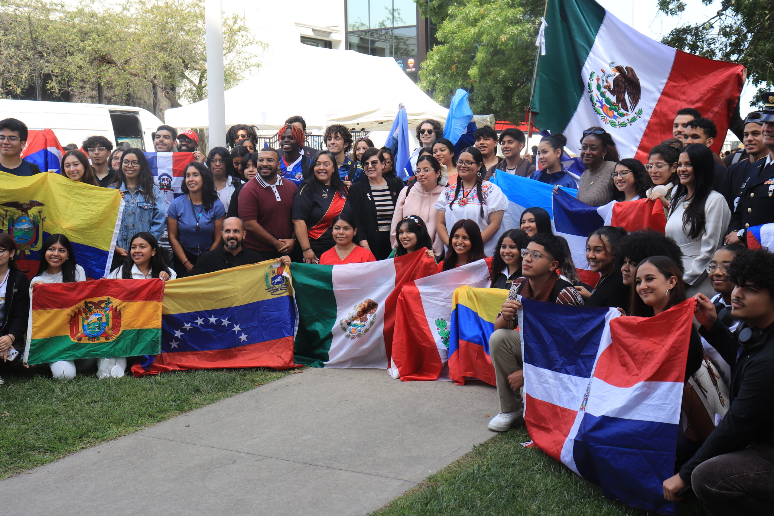 Los estudiantes se reunieron con orgullo para tomarse una foto al final de la ceremonia.