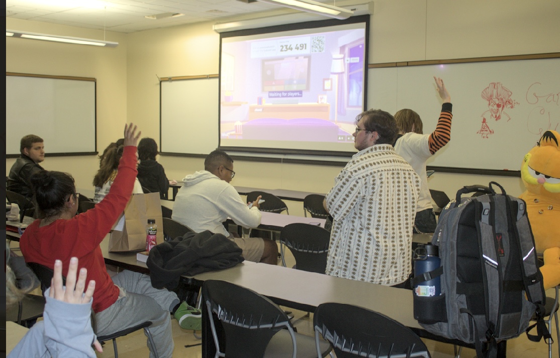 The Garfield Club plays a themed Kahoot during it's first meeting