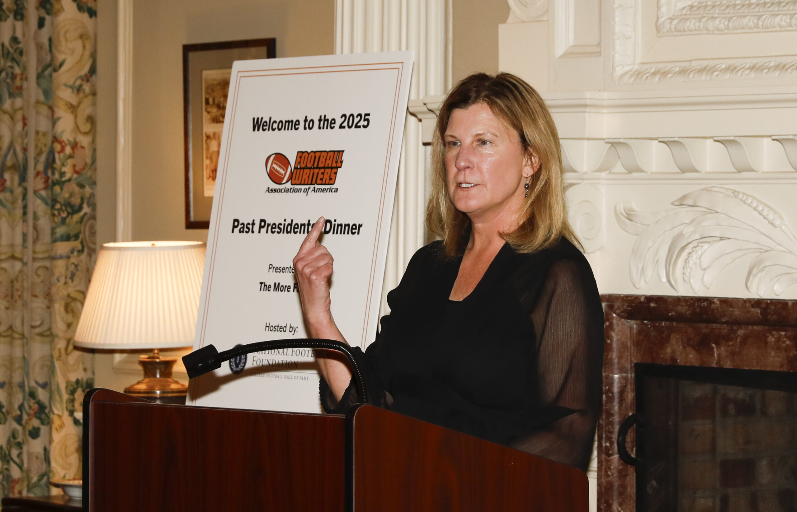 Whiteside speaks at the FWAA Past Presidents Dinner