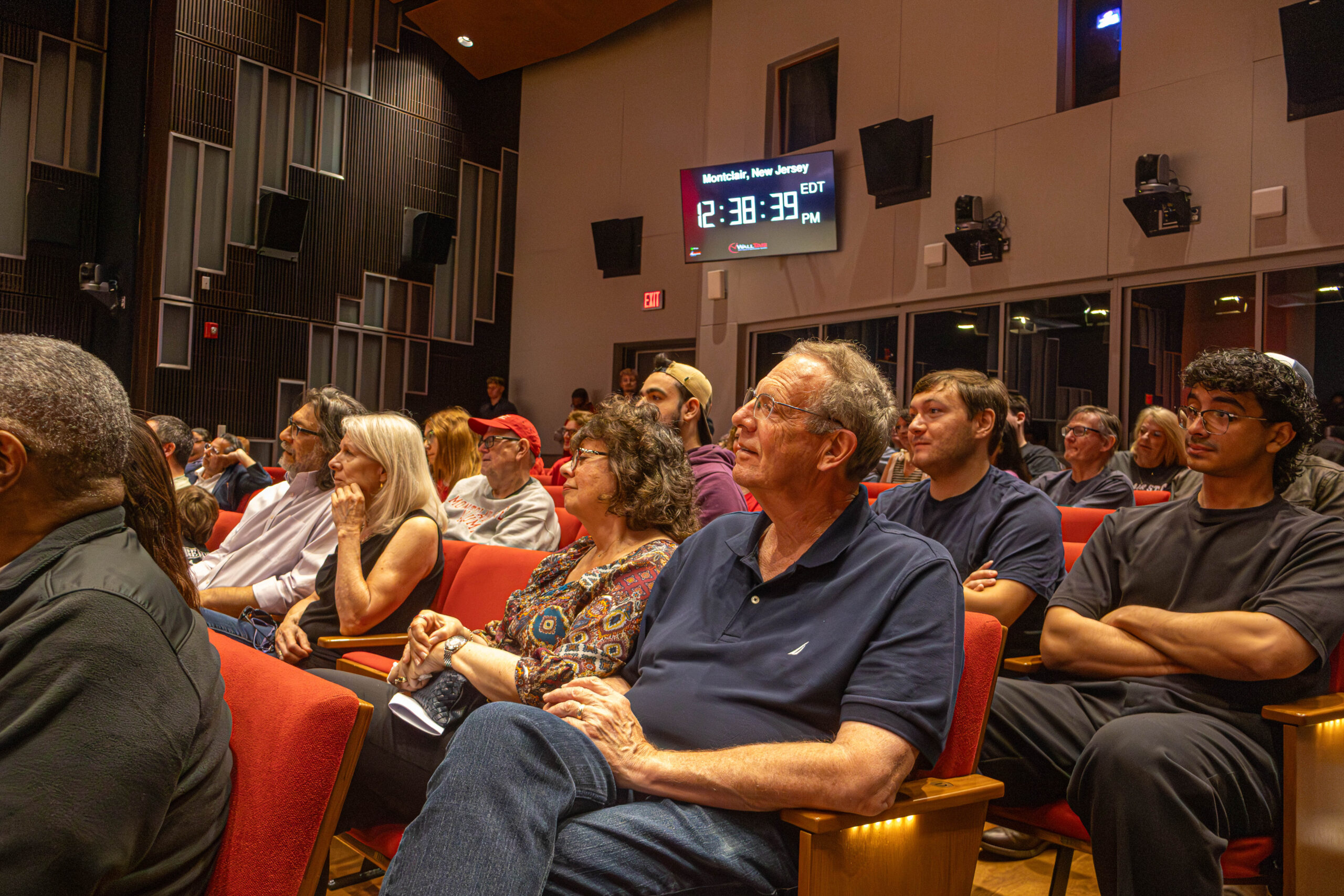 The crowd of alumni, Montclair State students, professors and other community members watching the conversation between Steve Adubato and President Koppell. David Bien-Aime | The Montclarion