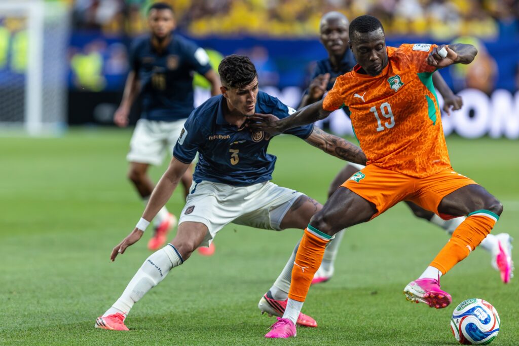 PHILADELPHIA, PA 06/14/2026 2026 FIFA WORLD CUP GROUP E STAGE CÔTE D’IVOIRE vs Ecuador: Piero Hincapié of Ecuador and Nicolas Pépé of Côte d’Ivoire battle for the ball at Lincoln Financial Field Photo by Irish Maliborski