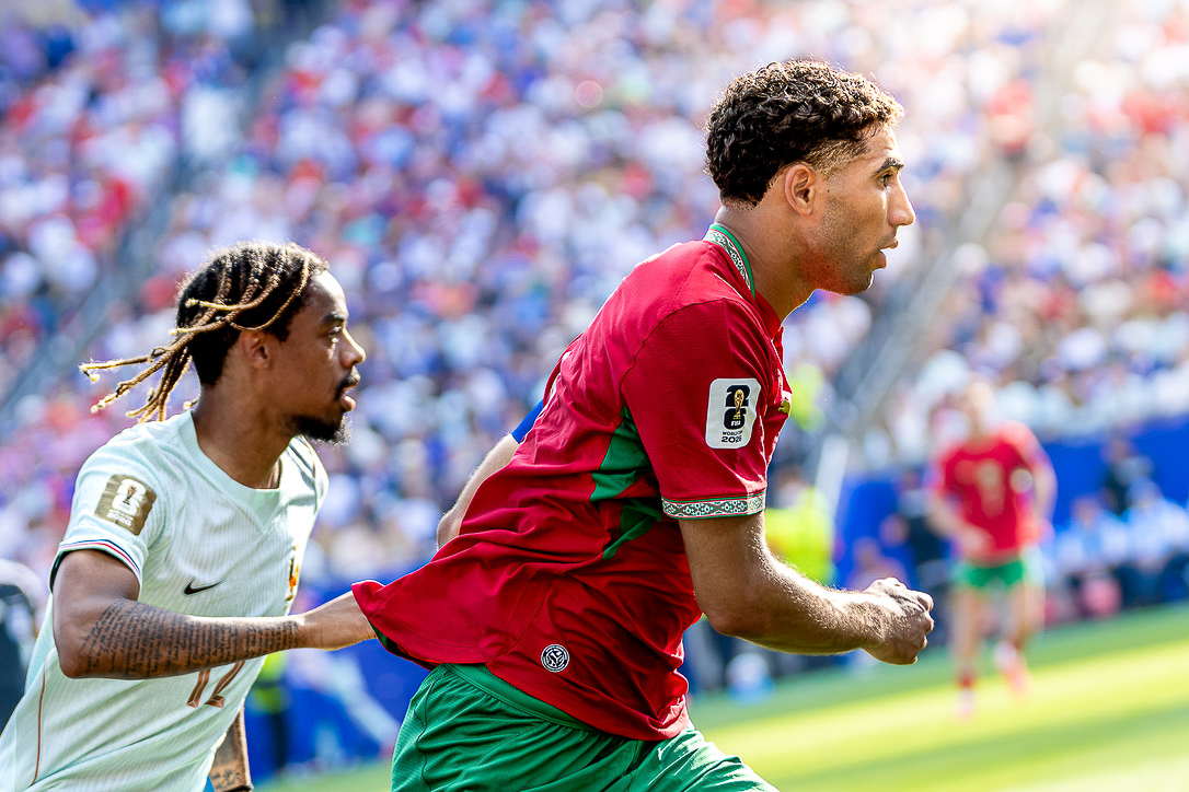 FOXBOROUGH, MA 07/09/2026 FIFA WORLD CUP QUARTER FINAL FRANCE vs MORROCO: Achraf Hakimi of MOROCCO and Bradley Barcola of FRANCE run for the ball at Boston Stadium - Photo by Irish Maliborski