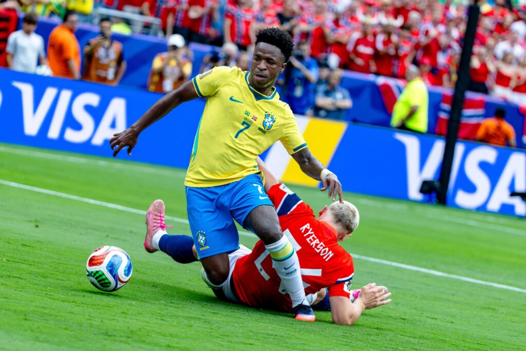 EAST RUTHERFORD, NJ 07/29/2026 2026 FIFA WORLD CUP ROUND OF 16 STAGE BRAZIL vs. NORWAY: Vinicius Junior of Brazil and Julian Ryerson of Norway battle for the ball during the match between Brazil vs. Norway at at New York New Jersey Stadium. - Photo by Irish Maliborski