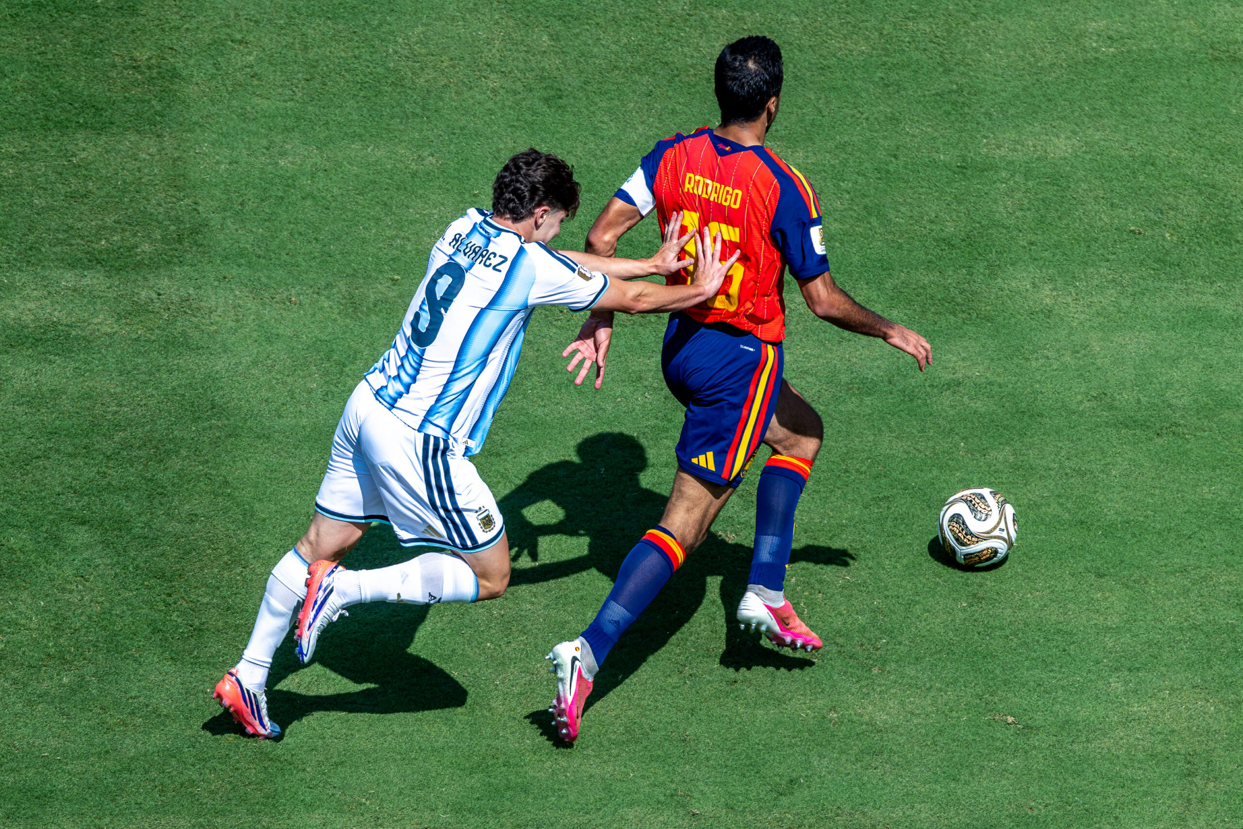 EAST RUTHERFORD, NJ 07/18/2026 2026 FIFA WORLD FINAL SPAIN vs. ARGENTINA: Julián Álvarez of Argentina pushes Spain captain Rodri from behind at New York New Jersey Stadium. Photo by Irish Maliborski